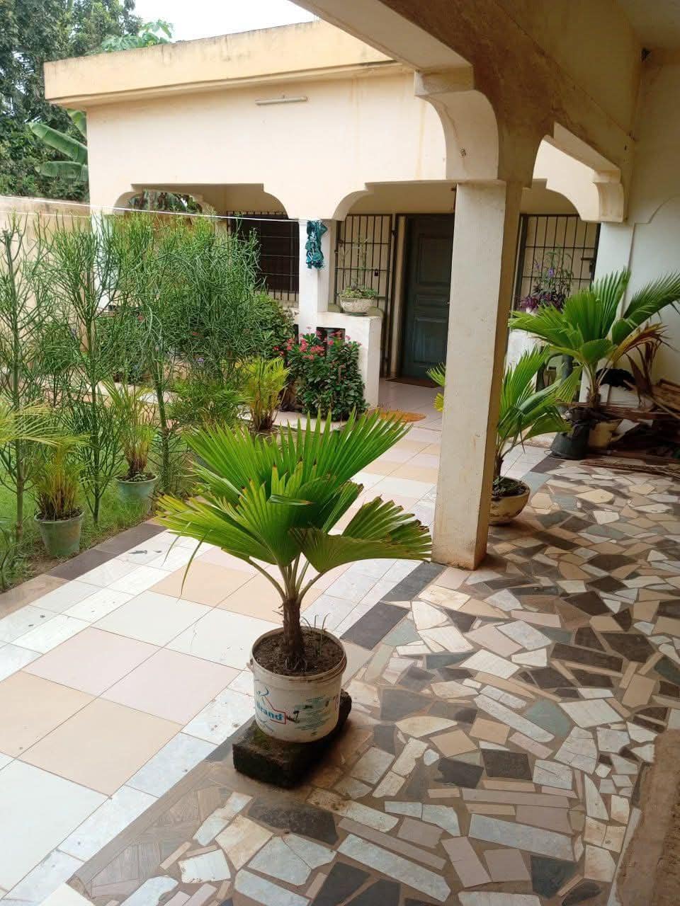 Villa à vendre sur ½ lot